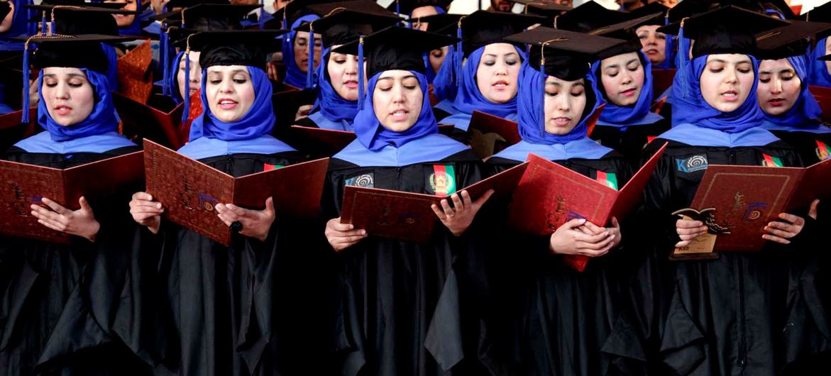 在阿富汗赫拉特的一所大学，阿富汗学生在学位授予仪式上宣读毕业誓言。