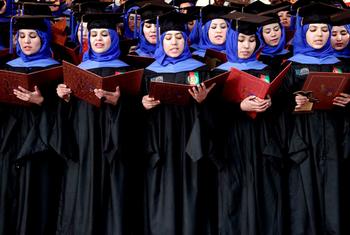 अफ़ग़ानिस्तान के हेरात प्रान्त के एक विश्वविद्यालय में छात्राओं का दीक्षान्त समारोह.