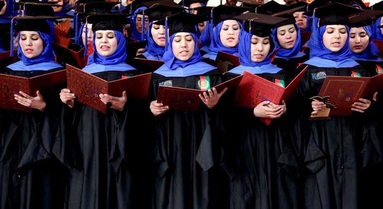   Translation results  Select target language. Currently selected: Spanish  Automatic  Estudiantes afganos realizan sus promesas de graduación durante la ceremonia de entrega de diplomas en una universidad de Herat, Afganistán. 