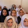 Meninas do ensino fundamental em sala de aula de escola na província de Nuristan, no Afeganistão
