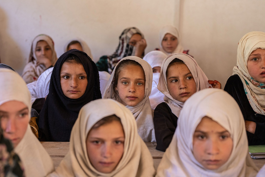 Un grupo de niñas de primaria sentadas en su clase en un instituto de la provincia afgana de Nuristán.