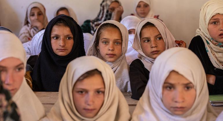 Meninas do ensino fundamental em sala de aula de escola na província de Nuristan, no Afeganistão