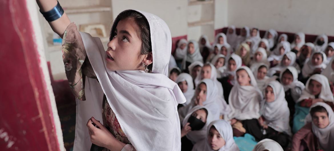 أرشيف: فتيات أفغانيات يدرسن في مركز تعليمي في مقاطعة وارداك وسط أفغانستان.