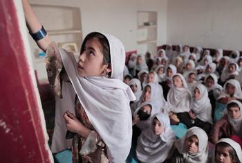 Unas niñas asisten a clase en un Centro de Aprendizaje Acelerado de la provincia de Wardak, en la región central de Afganistán. (Foto de archivo)