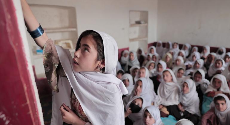 Unas niñas asisten a clase en un Centro de Aprendizaje Acelerado de la provincia de Wardak, en la región central de Afganistán. (Foto de archivo)