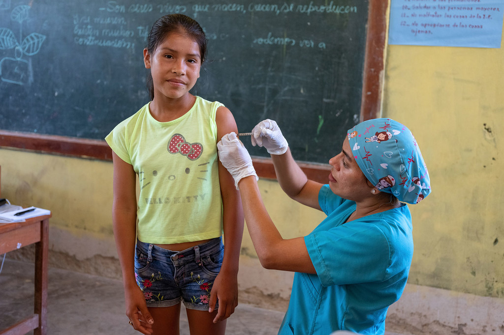 Una enfermera vacuna a una niña de doce años contra el virus del papiloma humano (VPH) en Perú.