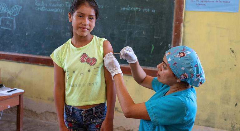 Una enfermera vacuna a una niña de doce años contra el virus del papiloma humano (VPH) en Perú.