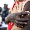 Un enfant applique du coton sur son bras après avoir reçu le vaccin contre le VPH dans un centre de santé du district de Lira, en Ouganda.