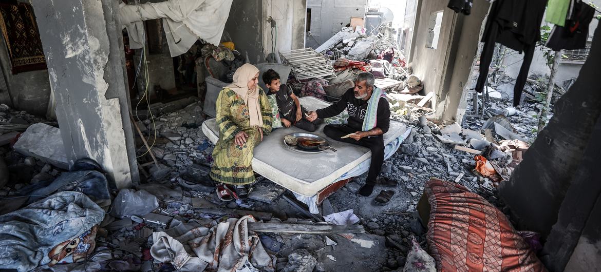Familia gazatí cocinando en su casa en ruina. (Foto:PMA/Ali Jadallah).