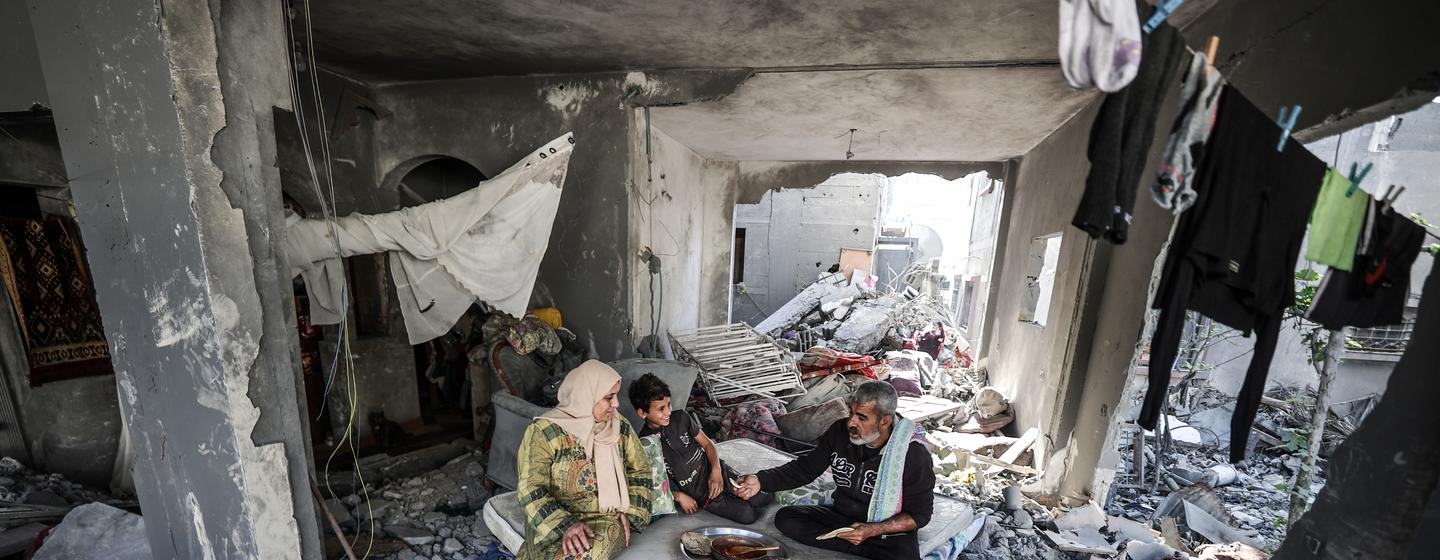 在加沙，巴勒斯坦人在家中的瓦砾上做饭。