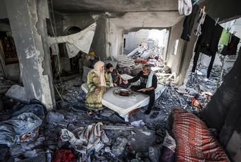 Familia gazatí cocinando en su casa en ruinas.