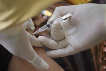 Una persona recibe la vacuna contra el COVID-19.