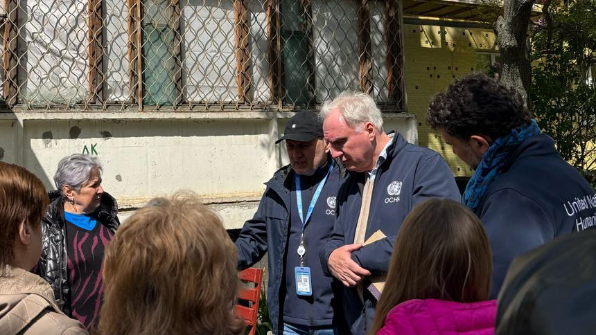 Matthias Schmale, Coordonnateur humanitaire de l'ONU (deuxième à droite) rencontre des habitants de la ville de Kharkiv.