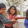 Niños y niñas en la Comunidad de Las Palmitas sacan agua de la cisterna.