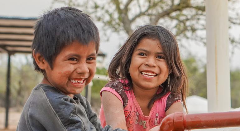 Niños y niñas en la Comunidad de Las Palmitas sacan agua de la cisterna.