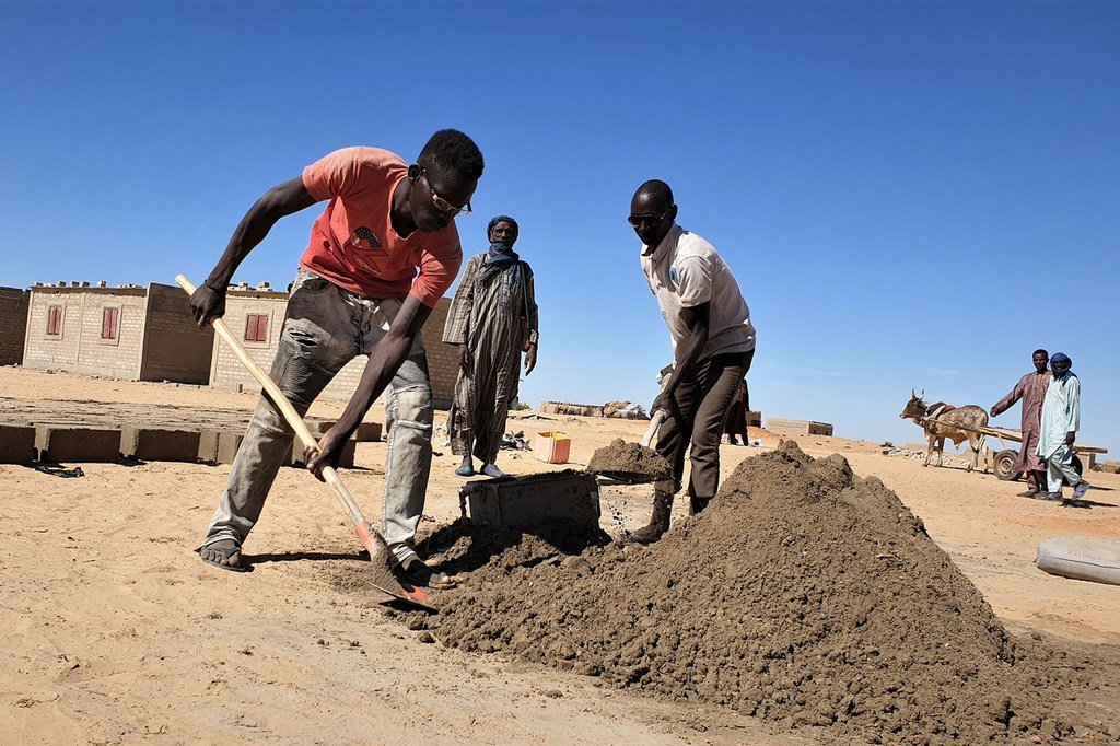 أطلقت المفوضية السامية للأمم المتحدة لشؤون اللاجئين برامج النقد مقابل العمل التي توظف الشباب من المجتمعات المضيفة في أوارادي ، النيجر ، لصناعة الطوب. 