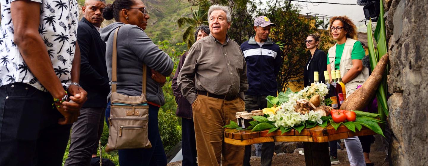 El Secretario General de las Naciones Unidas, António Guterres, observa los productos de los proyectos de resiliencia climática de las Naciones Unidas en el Valle del Paúl, Cabo Verde.