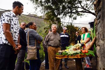 秘书长古特雷斯访问佛得角的圣安唐岛，视察联合国项目支持下生产的农作物。