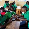 卢旺达东部卡永扎地区的一所学校里，学生们戴着口罩上课，以防感染新冠病毒。 