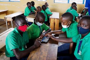 Des enfants masqués pour les protéger de l'infection au COVID-19, étudient dans une école du district de Kayonza, dans l'est du Rwanda.