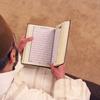 Un hombre lee el Corán, libro sagrado del Islam.