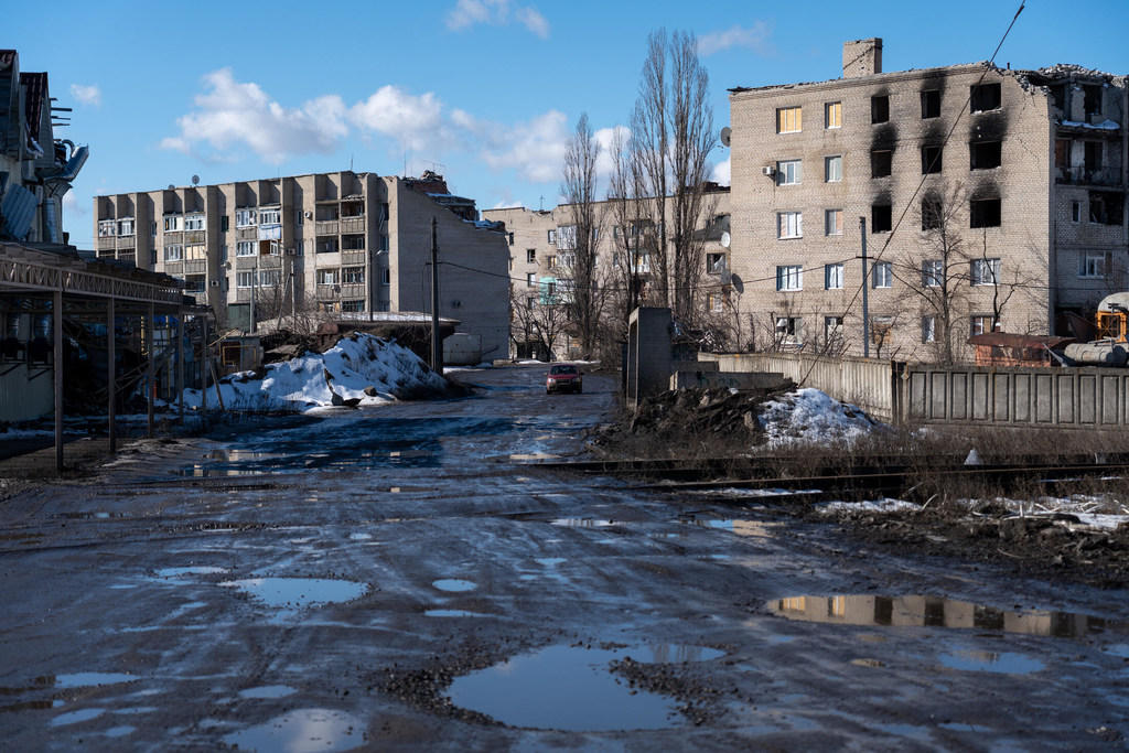 Les attaques répétées contre les infrastructures énergétiques devraient aggraver les difficultés auxquelles les civils seront confrontés au cours de l’hiver à venir .Des bâtiments endommagés dans une ville de la région de Donetsk, en Ukraine (archives).