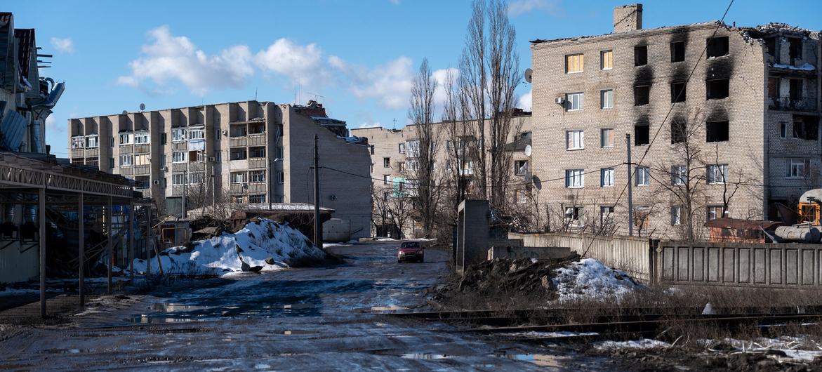 在乌东部顿涅茨克地区，一座城镇的建筑遭到破坏。（资料图）