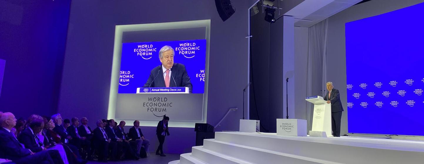 Le secrétaire général de ONU, António Guterres, prononce un discours à la tribune lors de la réunion annuelle du Forum économique mondial à Davos.