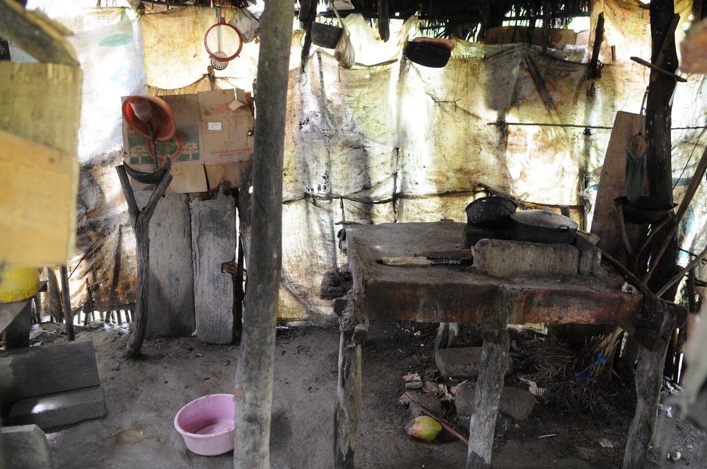 Una cocina improvisada con piso de barro se encuentra dentro de una tienda de campaña, que forma parte de una vivienda rural en el municipio norteño de Lorica, en el departamento de Córdoba, Colombia.