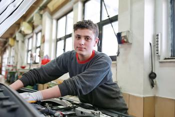 Um jovem durante um treinamento de aprendizagem na Turquia
