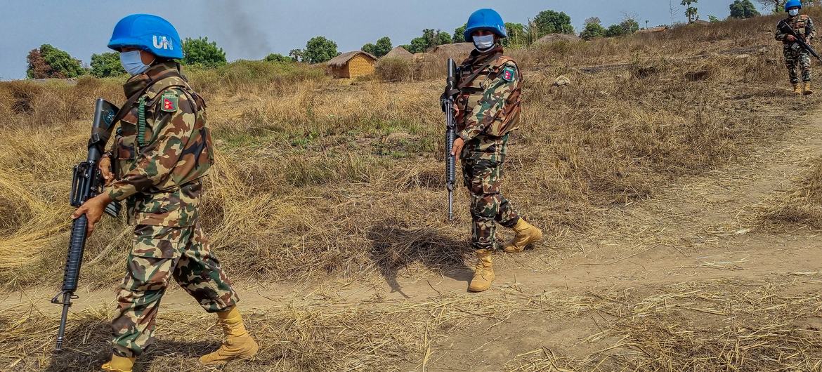 أصحاب الخوذ الزرقاء من القوات الخاصة النيبالية التابعة لبعثة مينوسكا في دورية راجلة في بويو، جمهورية أفريقيا الوسطى.