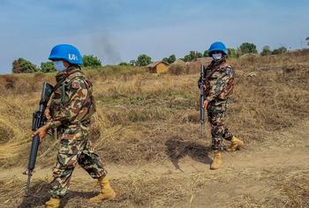 أصحاب الخوذ الزرقاء من القوات الخاصة النيبالية التابعة لبعثة مينوسكا في دورية راجلة في بويو، جمهورية أفريقيا الوسطى.