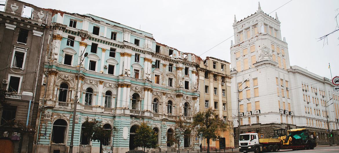 Историческое здание в центре Харькова сильно пострадало в результате военных действий в Украине. 