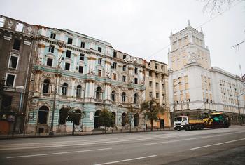 यूक्रेन के ख़ारकीव में एक ऐतिहासिक इमारत, जिसे युद्ध के दौरान भारी नुक़सान पहुँचा है