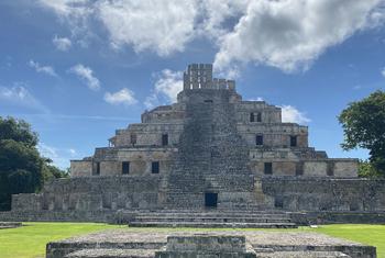 Vista actual del Edificio de los Cinco Pisos del sitio arqueológico del Edzná. Este sitio cuenta actualmente con una veintena de edificios distribuidos en una superficie de nueve hectáreas. Es uno de los sitios arqueológicos más visitados de México. 