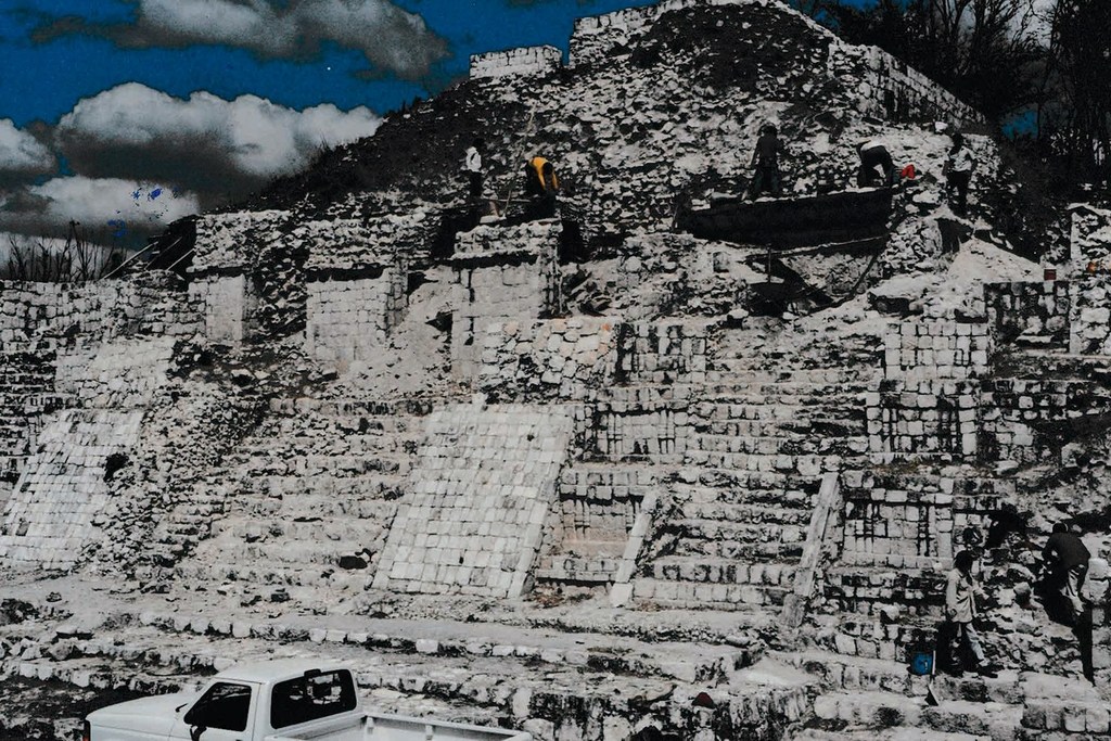 Refugiados guatemaltecos participan en trabajos de restauración del sitio arqueológico del Edzná en 1994. 