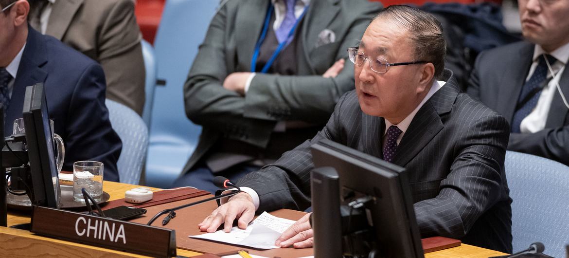 O Embaixador Zhang Jun da China discursa na reunião do Conselho de Segurança sobre a situação no Médio Oriente, incluindo a questão palestiniana.