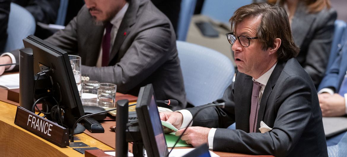 O Embaixador Nicolas de Rivière da França discursa na reunião do Conselho de Segurança sobre a situação no Médio Oriente, incluindo a questão palestina.