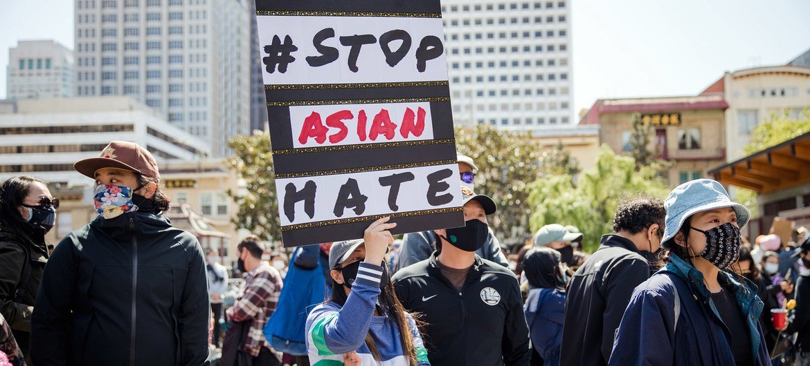 Демонстрация в Сан-Франциско против роста преступлений на почве ненависти.
