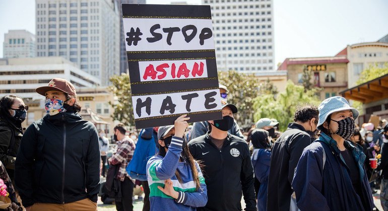 En San Francisco (Estados Unidos), los manifestantes salen a la calle para protestar contra el aumento de los crímenes de odio racial contra personas de ascendencia asiática.