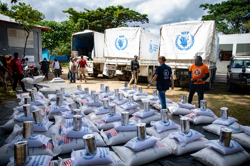 De l'aide alimentaire américaine est préparée pour être livrée suite aux inondations en Haïti en 2022.