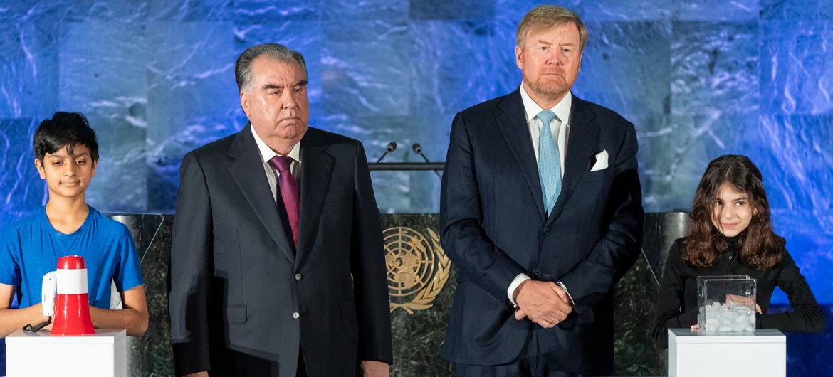 Le Président Emomali Rahmon (à gauche) du Tadjikistan et le roi Willem-Alexander des Pays-Bas ouvrent la Conférence des Nations Unies sur l'eau, co-organisée par les gouvernements des deux pays.