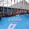 Мина Гули (в центре в белой кепке) в штаб-квартире ООН в Нью-Йорке в конце своей кампании, направленной на повышение осведомленности о потребностях в чистой воде и санитарии для всех.