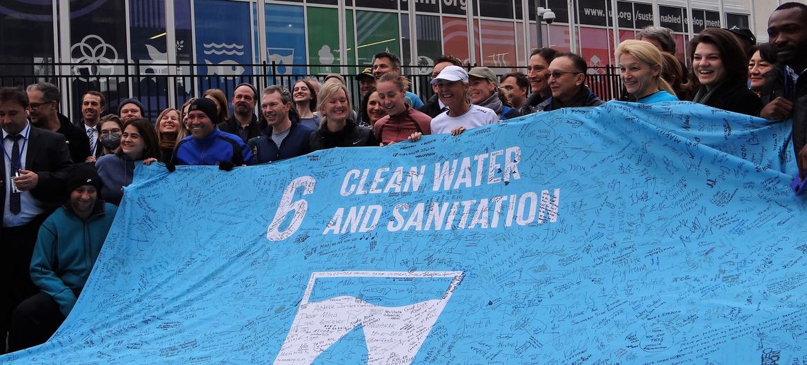 Mina Guli (au centre avec la casquette blanche) au siège des Nations Unies à New York, à la fin de sa 200e campagne de marathon, qui visait à sensibiliser le public à la nécessité de disposer d'eau propre et d'installations sanitaires pour tous.