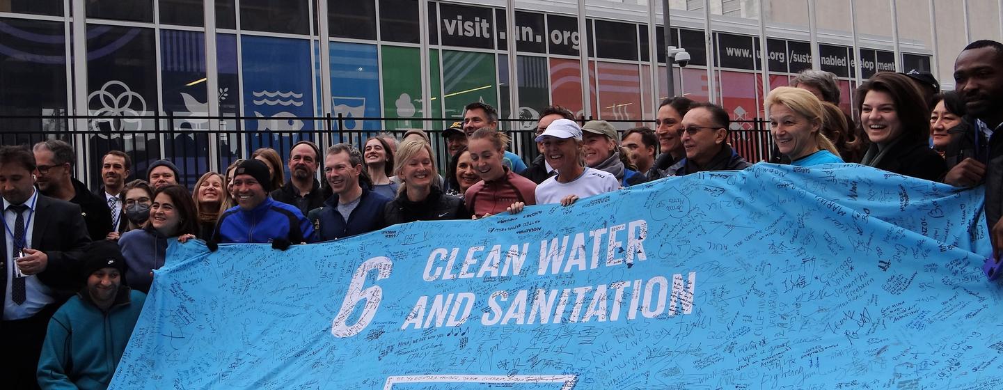 मीना गुली ने न्यूयॉर्क स्थित यूएन मुख्यालय में अपनी मैराथन दौड़ पूरी की, जोकि उनकी जल संकट के प्रति जागरुकता मुहिम का हिस्सा है.
