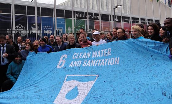 Mina Guli (au centre avec la casquette blanche) au siège des Nations Unies à New York, à la fin de sa 200e campagne de marathon, qui visait à sensibiliser le public à la nécessité de disposer d'eau propre et d'installations sanitaires pour tous.
