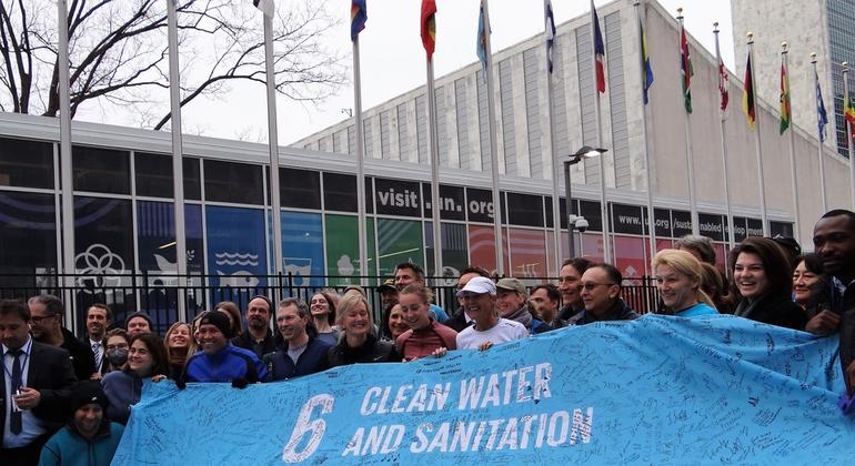 Mina Guli (centre with white cap) at UN Headquarters in New York, at the end of her 200th marathon campaign, raising awareness about the need for clean water and sanitation for all.