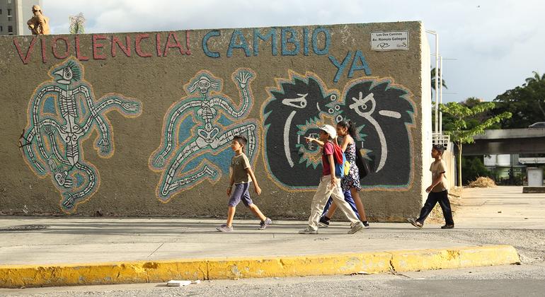 Niños caminando en la ciudad de Caracas, Venezuela.