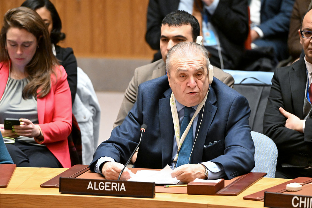 سفير الجزائر عمار بنجمعة يخاطب جلسة مجلس الأمن حول الوضع في الشرق الأوسط بما في ذلك القضية الفلسطينية.