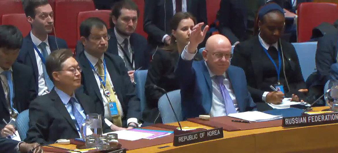 Vassily Nebenzia, Representante Permanente da Rússia na ONU, votando contra um projeto de resolução durante a reunião sobre a situação no Oriente Médio, incluindo a questão palestina.